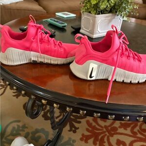 Nike Metcon Women's Vibrant Pink Athletic Trainers with greyish/white Soles